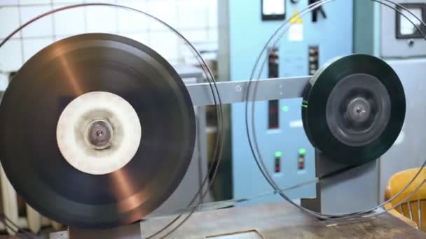 Vibrating whirling reels for videotape — Stockvideo