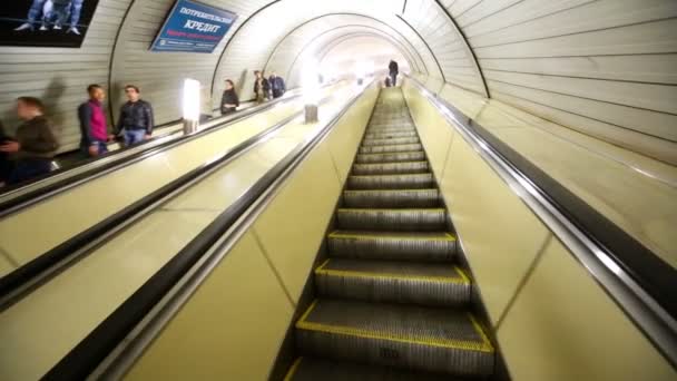 Red Gates istasyonunda metro yürüyen merdiven — Stok video