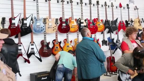 Pessoas em Gibson Guitar Stand — Vídeo de Stock