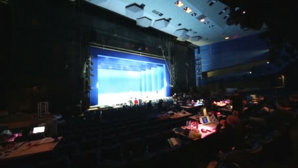 Мониторы и оборудование в аудитории во время репетиции — стоковое видео