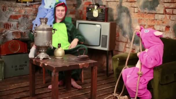Familj i färgglada kostymer av drakar — Stockvideo