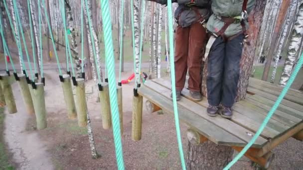 Beine von Kindern stehen auf Holz — Stockvideo