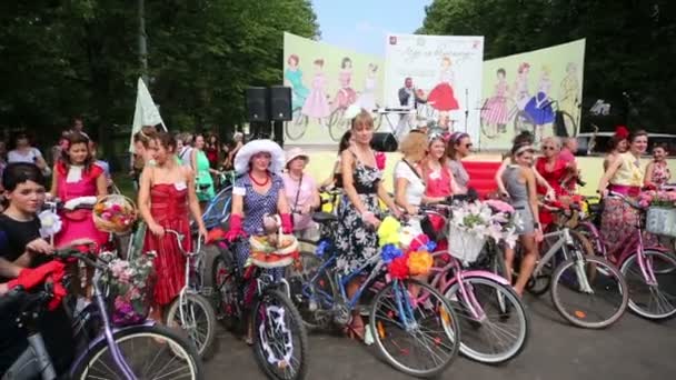 Deelnemers van Cycle Parade Lady op de fiets — Stockvideo