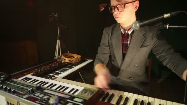 Stilig man spelar Keyboard — Stockvideo