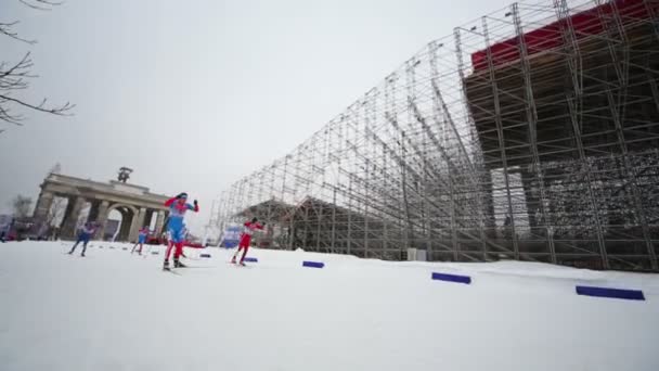 Лыжники проходят во время лыжных гонок — стоковое видео