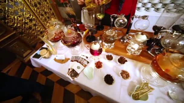 Bord med te tillbehör, tekannor och koppar — Stockvideo
