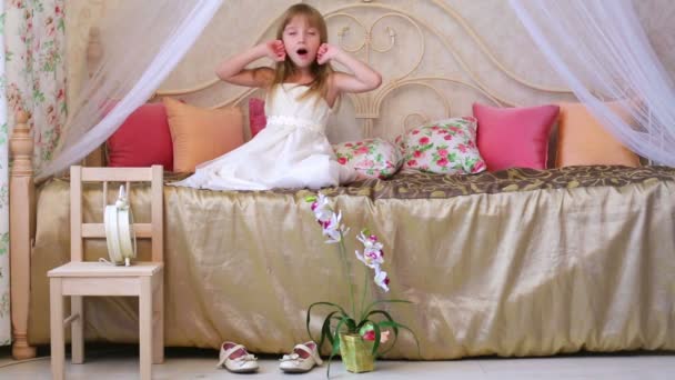 Little girl wakes up at bedroom — Stock Video