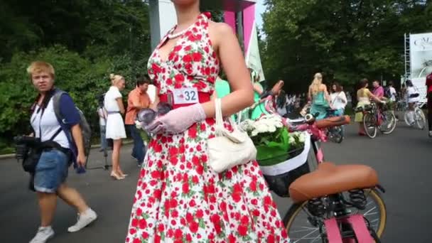 Participante feminina em vestido retro — Vídeo de Stock