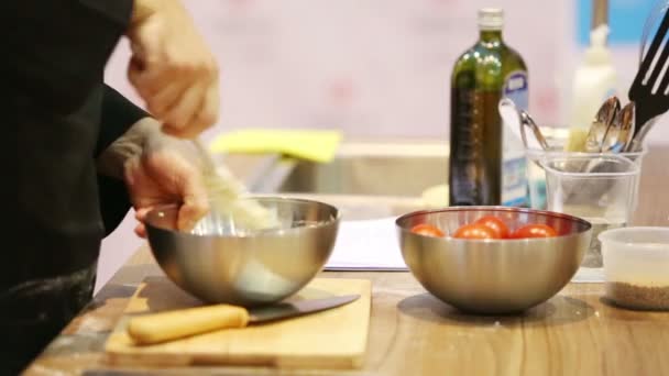 Manos masculinas mezcladas en bowl — Vídeo de stock