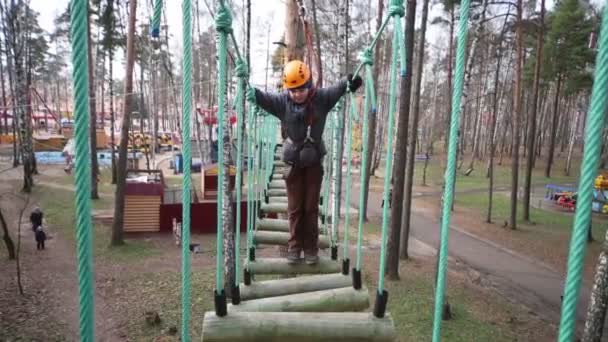 Pojken i hjälm på swinging repet sätt — Stockvideo