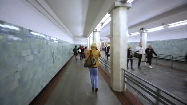 Menschen bewegen sich im Moskauer Untergrund. — Stockvideo