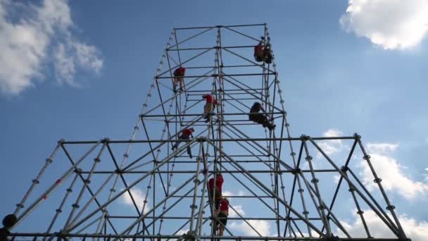 Workers working on tall scaffolding — 图库视频影像