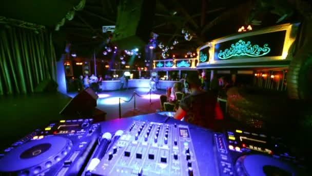 DJ lugar de trabajo en discoteca Base — Vídeo de stock