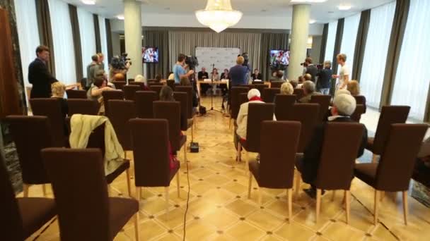 Personnes sur les chaises lors de la conférence de presse — Video