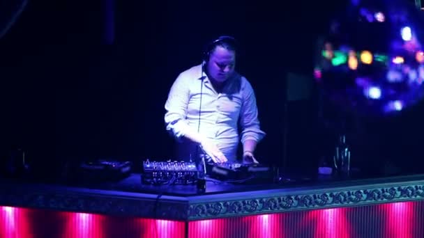 DJ αναμιγνύει μουσικά κομμάτια — Αρχείο Βίντεο