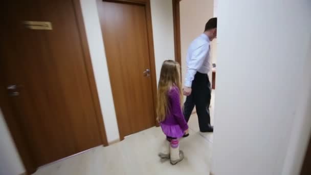 Homem com filha na sala de conferências — Vídeo de Stock