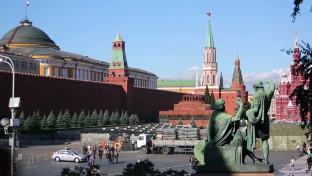 Kremlin wall, monument to Minin and Pozharsky — Stock Video