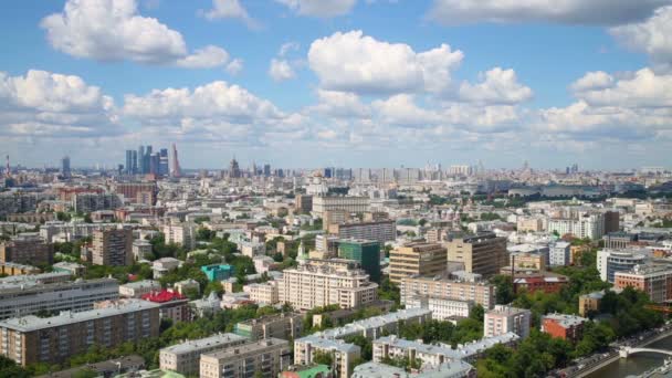 Uitzicht op stadsgezicht met veel gebouwen — Stockvideo