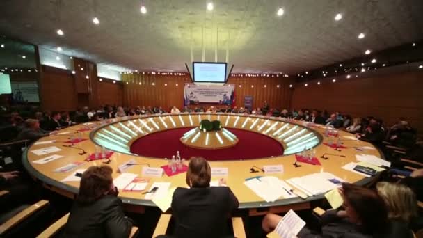 Gente en la mesa redonda en Evento Moscú — Vídeos de Stock