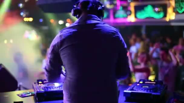 DJ baila durante la fiesta — Vídeos de Stock