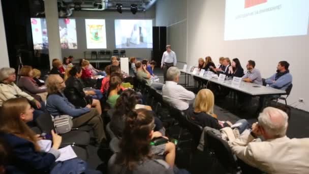 Pessoas em conferência de imprensa Art Moscow — Vídeo de Stock