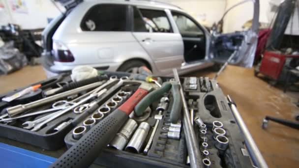 Caixa de ferramentas cheia de ferramentas para reparação de automóveis — Vídeo de Stock