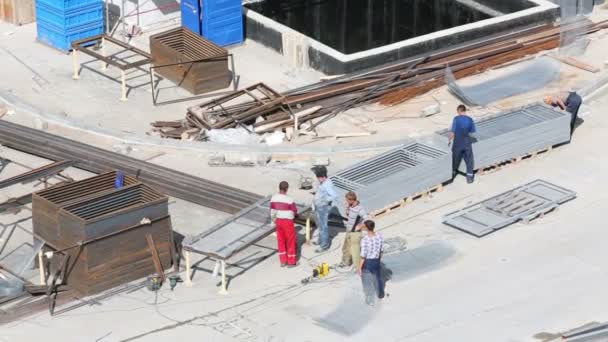 Trabajadores hablan cerca de complejo residencial — Vídeos de Stock