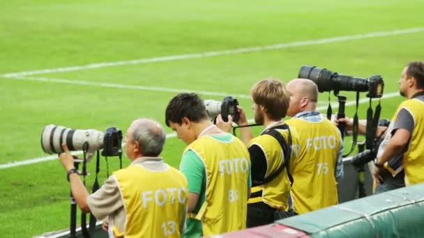 Fotógrafos trabalham em jogo no Lokomotiv Stadium — Vídeo de Stock