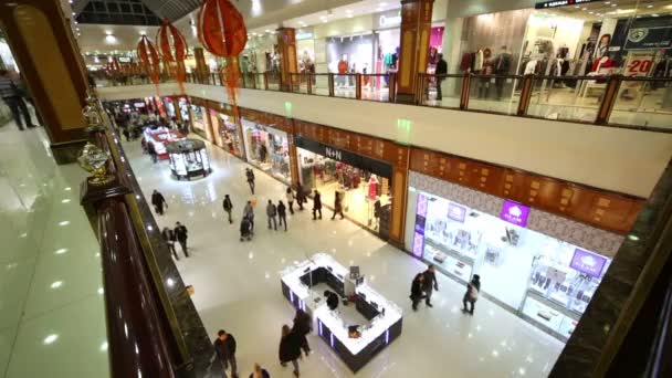 Människor gör shopping i mall Rio. — Stockvideo