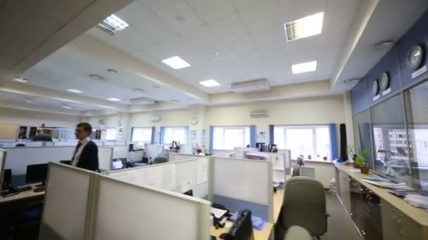 사람들이 회사 ruselprom의 사무실에서 일 — 비디오
