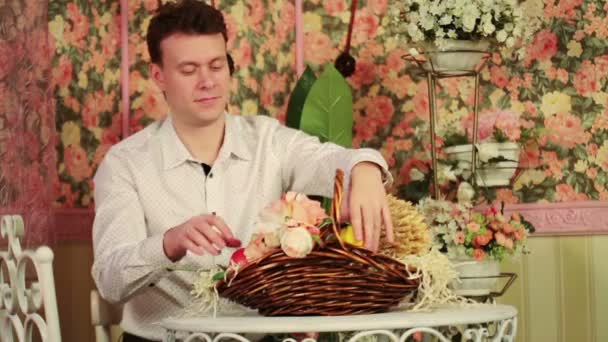 Mann mit schönen Blumen im Korb — Stockvideo