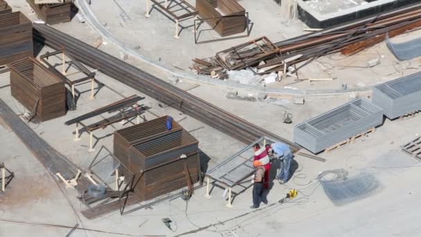 Workers work near building under construction — Stock Video