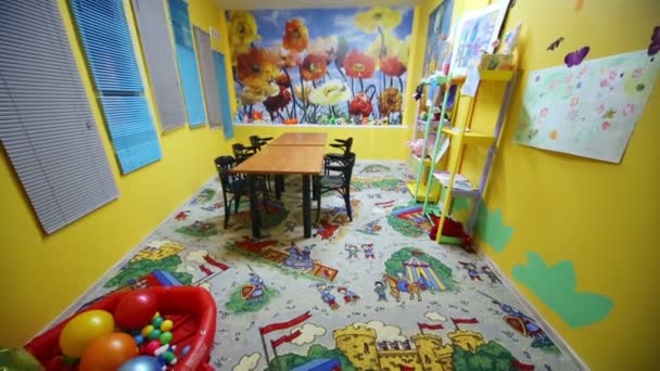 Дитяча кімната з килимовим покриттям і столиком — стокове відео