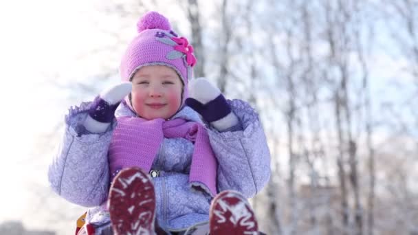 Liten flicka i rosa halsduk och hatt — Stockvideo