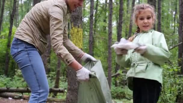 Kızı ile anne yeşil orman temizlemek — Stok video