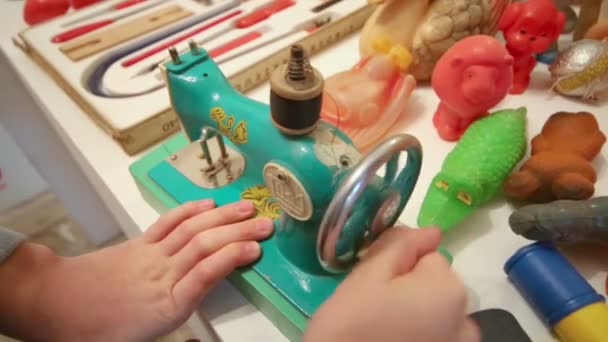 Manos juegan niños máquina de coser — Vídeo de stock