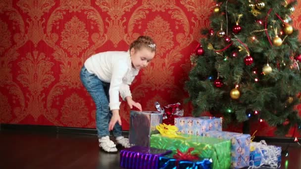 Meisje construct toren met geschenkdozen — Stockvideo