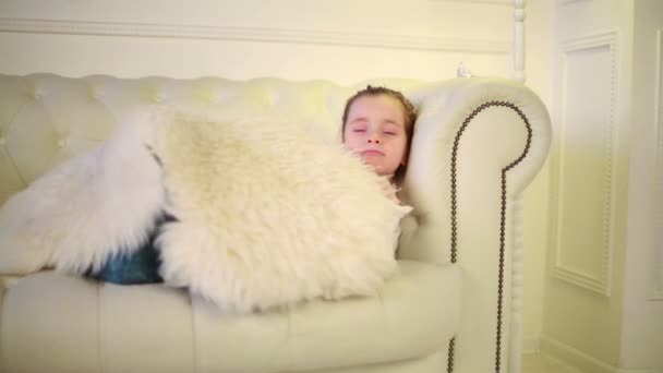 Liten flicka sover på soffan — Stockvideo