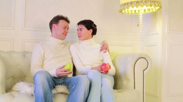 Krásný pár sedící na pohovce — Stock video