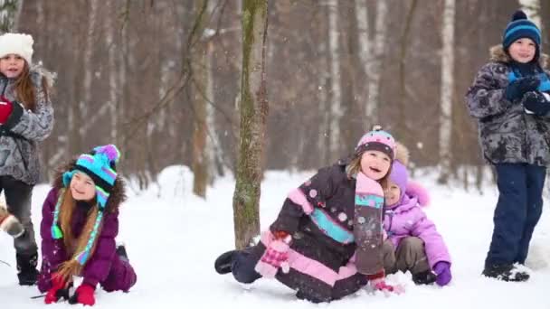 Pět dětí házet sněhové koule