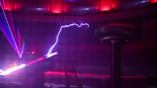 Man med Stick och artificiell Lightning — Stockvideo