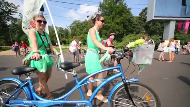 Two women walk with tandem — Stock Video