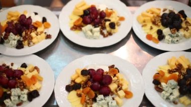 Garsonlar alır atıştırmalıklar ile plakalar