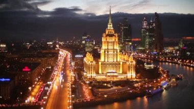 Hotel Ukraine yakınındaki araç trafiği