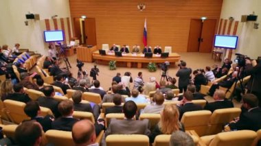 Konferans katılımcıları sunumda soruları yanıtlıyor