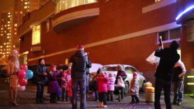 Ebeveynler çocuklar için konfeti havai fişek izin