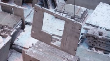Beton levha sapanlar üzerinde asılı