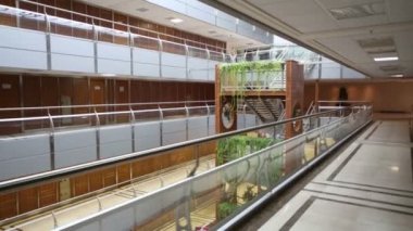 Mgimo'da yeni binada modern koridor.