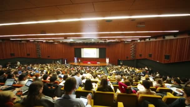 Pessoas e palestrantes no palco da Global Youth — Vídeo de Stock