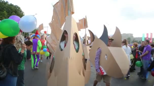 Kartondan yapılmış yaratıcı kostümler içinde insanlar — Stok video